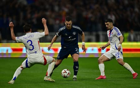 Dalot-e-marcado-por-Tagliafico-no-confronto-entre-Lyon-e-Manchester-United-pela-Europa-League-scaled-aspect-ratio-512-320