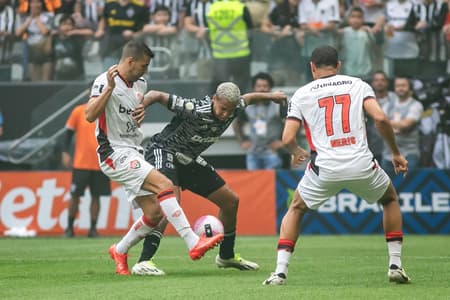 Deyverson-disputa-bola-com-adversarios-no-jogo-entre-Atletico-MG-e-Vitoria-scaled-aspect-ratio-512-320