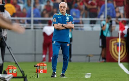 Dorival-Junior-observa-confronto-entre-Brasil-e-Venezuela-pelas-Eliminatorias-scaled-aspect-ratio-512-320