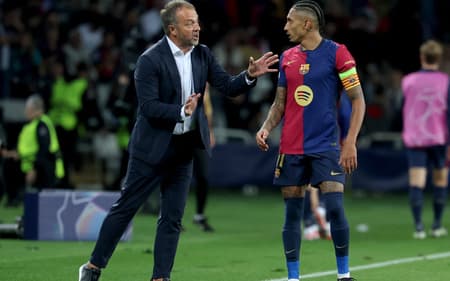Hansi-Flick-e-Raphinha-conversam-durante-a-vitoria-do-Barcelona-sobre-o-Bayern-de-Munique-pela-Champions-League-scaled-aspect-ratio-512-320