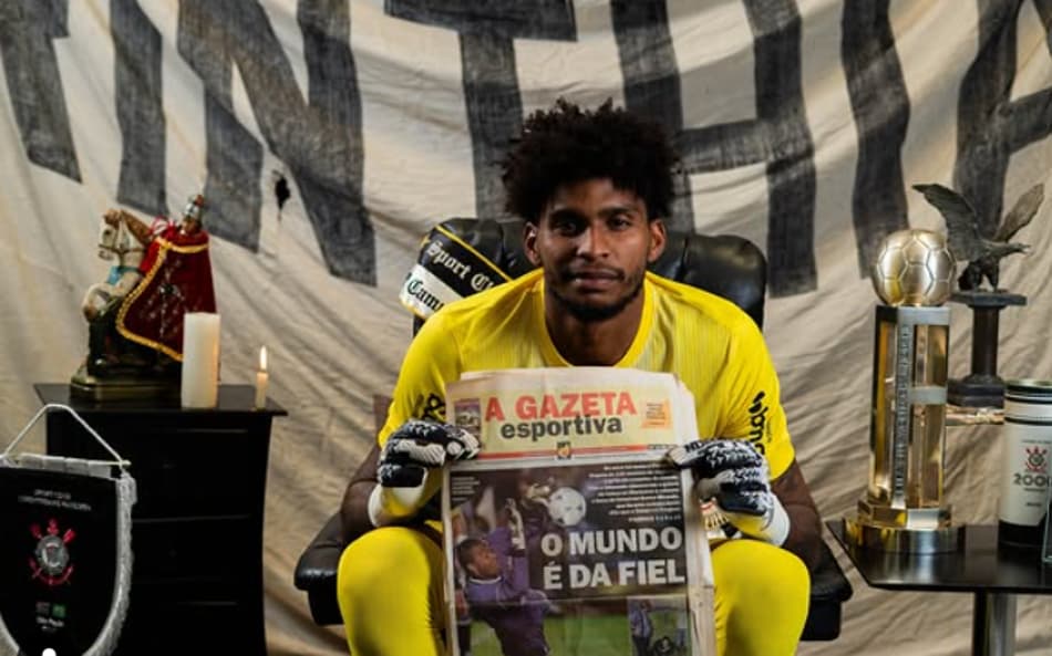 Hugo-Souza-posa-com-jornal-que-relata-titulo-do-Mundial-de-Clubes-do-Corinthians&#8211;aspect-ratio-512-320