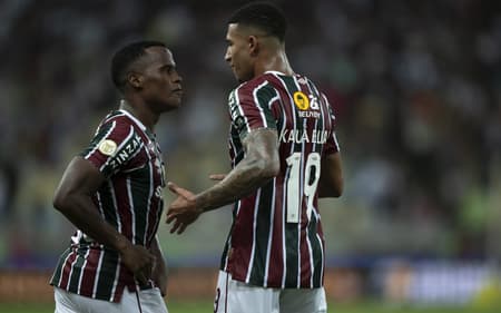 Jhon-Arias-e-Kaua-Elias-comemoram-gol-marcado-pelo-colombiano-no-jogo-entre-Fluminense-e-Gremio-scaled-aspect-ratio-512-320
