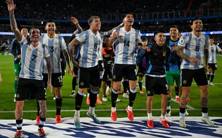 Jogadores-da-Argentina-celebram-vitoria-sobre-o-Brasil-no-Monumental-de-Nunez-scaled-aspect-ratio-512-320