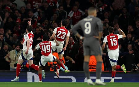 Jogadores-do-Arsenal-comemoram-gol-contra-o-Real-Madrid-em-jogo-valido-pela-Champions-League-aspect-ratio-512-320