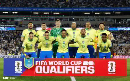 Jogadores-do-Brasil-perfilados-antes-do-inicio-do-jogo-contra-a-Argentina-pelas-Eliminatorias-para-a-Copa-do-Mundo-scaled-aspect-ratio-512-320
