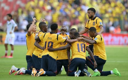 Jogadores-do-Equador-celebram-gol-marcado-por-Enner-Valencia-sobre-a-Venezuela-pelas-Eliminatorias-scaled-aspect-ratio-512-320