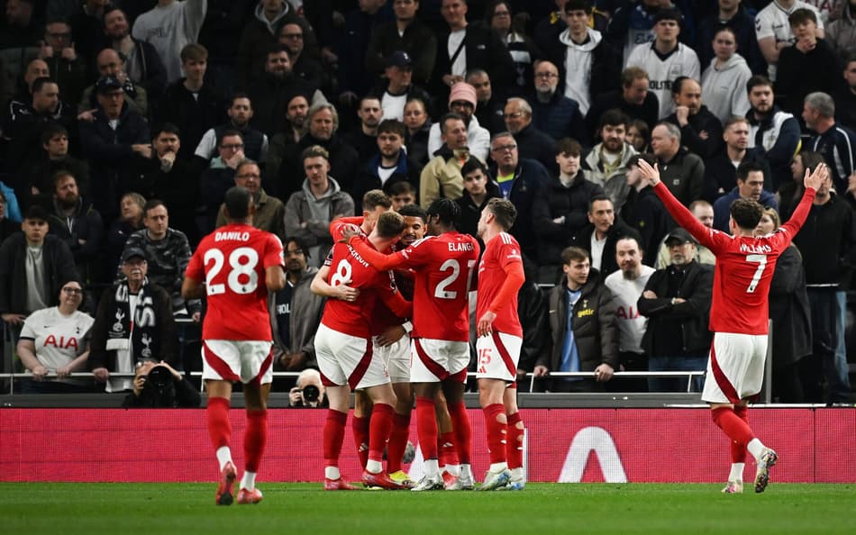 Jogadores-do-Nottingham-Forest-comemoram-gol-marcado-sobre-o-Tottenham-pela-Premier-League-scaled-aspect-ratio-512-320