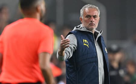 Jose-Mourinho-Fenerbahce-scaled-aspect-ratio-512-320