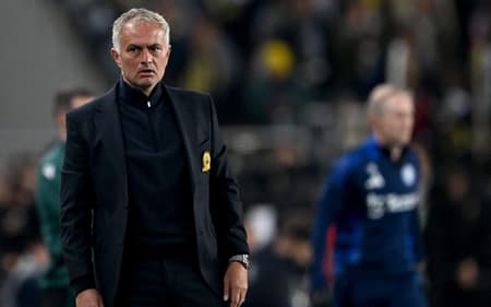 Jose-Mourinho-em-acao-no-jogo-entre-Manchester-United-e-Fenerbahce-pela-Europa-League-scaled-aspect-ratio-512-320