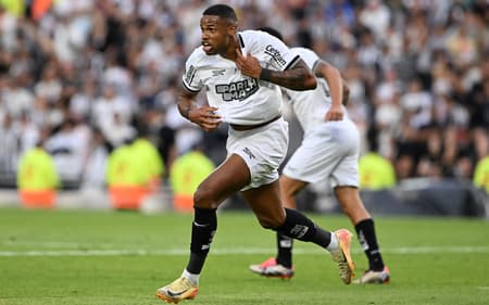 Junior-Santos-comemora-seu-gol-marcado-na-final-da-Libertadores-pelo-Botafogo-contra-Atletico-MG-scaled-aspect-ratio-512-320