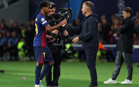 Lamine-Yamal-cumprimenta-Hansi-Flick-ao-ser-substituido-no-jogo-entre-Barcelona-e-Dortmund-pela-Champions-League-scaled-aspect-ratio-512-320