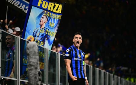 Lautaro-Martinez-comemora-gol-contra-o-Bayern-na-Champions-scaled-aspect-ratio-512-320