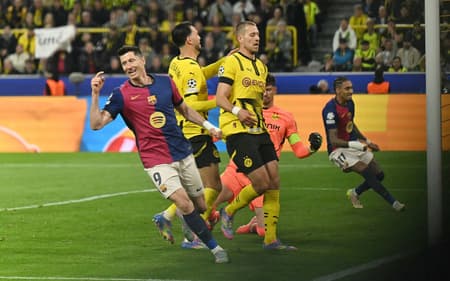 Lewandowski-comemora-gol-contra-do-Dortmund-contra-o-Barcelona-pela-Champions-League-scaled-aspect-ratio-512-320