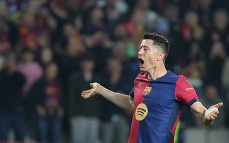 Lewandowski-comemora-gol-marcado-pelo-Barcelona-sobre-o-Dortmund-pela-Champions-League-scaled-aspect-ratio-512-320