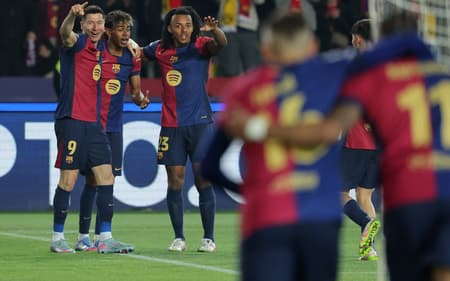 Lewandowski-comemora-seu-primeiro-gol-pelo-Barcelona-sobre-o-Dortmund-scaled-aspect-ratio-512-320
