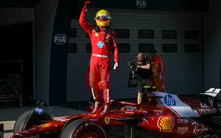 Lewis-Hamilton-GP-da-China-Pole-na-Classificacao-da-Sprint-scaled-aspect-ratio-512-320