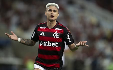 Luiz-Araujo-comemora-gol-na-vitoria-do-Flamengo-sobre-o-Marica-e-da-dor-de-cabeca-para-Filipe-Luis-scaled-aspect-ratio-512-320