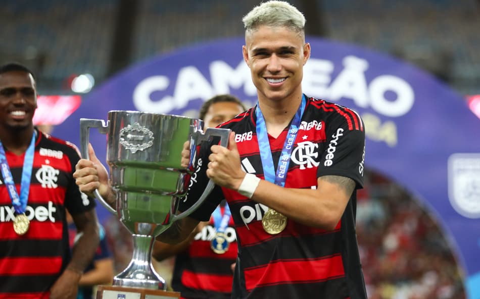 Luiz Araújo, do Flamengo, manda recado após discussão com Mano: ‘Não sou moleque’