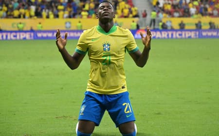 Luiz-Henrique-comemora-gol-marcado-pelo-Brasil-contra-o-Peru-nas-Eliminatorias-da-Copa-do-Mundo-scaled-aspect-ratio-512-320
