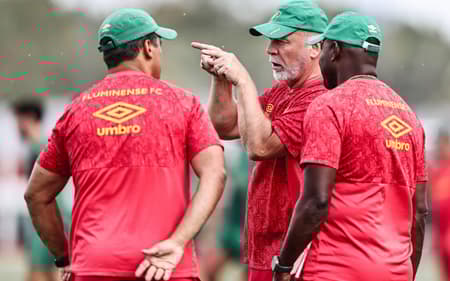 Mano-Menezes-conversa-com-membros-da-comissao-tecnica-em-treino-do-Fluminense-scaled-aspect-ratio-512-320