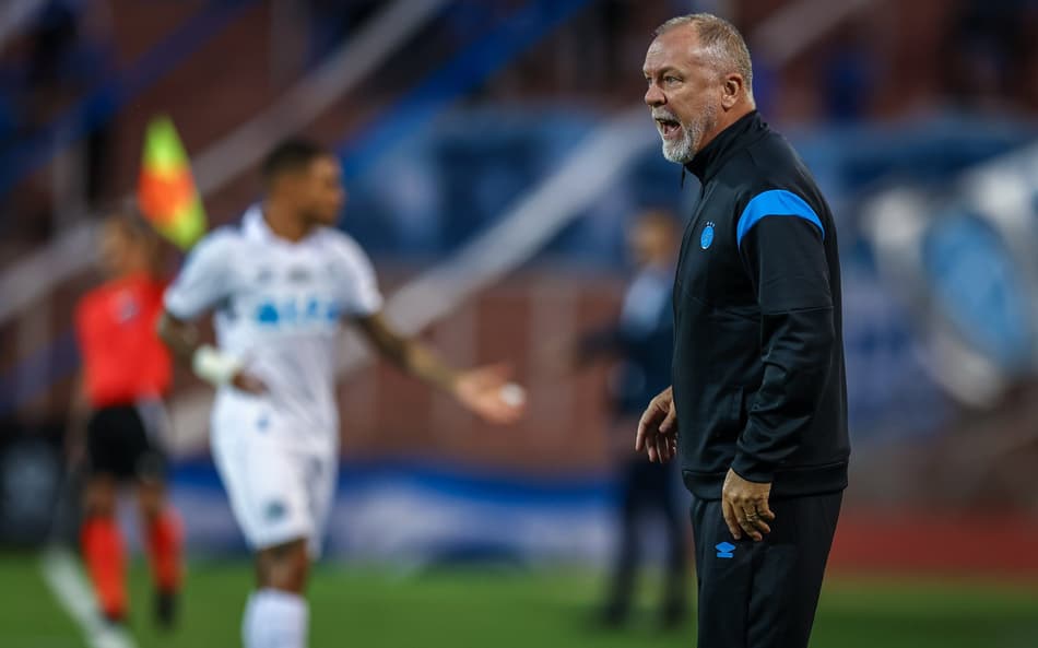 Mano Menezes alfineta trabalho de Quinteros no Grêmio: ‘Não serve para nossa realidade’