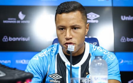 Marlon-apresentacao-Gremio-3-e1744666513964-aspect-ratio-512-320
