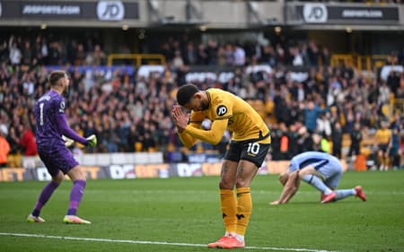 Matheus-Cunha-pede-desculpas-aos-torcedores-apos-marcar-gol-em-Wolverhampton-x-Tottenham-scaled-aspect-ratio-512-320