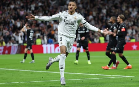 Na caça ao Barcelona, o Real Madrid visita o Alavés pela 31ª rodada de LaLiga, veja onde assistir (Foto: Thomas COEX / AFP)