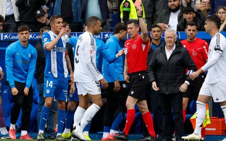 Mbappe-e-expulso-no-jogo-entre-Alaves-e-Real-Madrid-pela-La-Liga-aspect-ratio-512-320