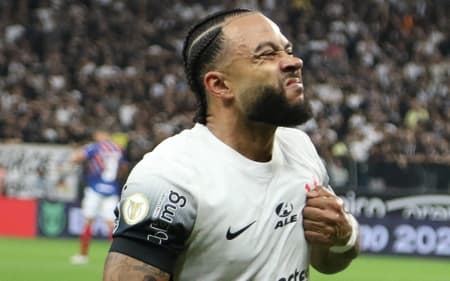 Memphis-Depay-comemorando-gol-pelo-Corinthians-contra-o-Fortaleza-2-aspect-ratio-512-320