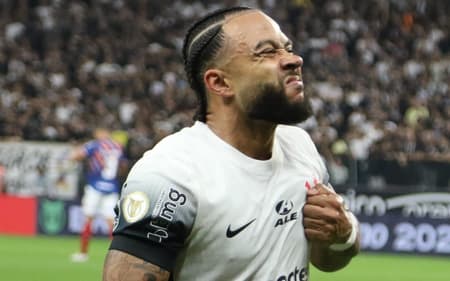 Memphis-Depay-comemorando-gol-pelo-Corinthians-contra-o-Fortaleza-2-aspect-ratio-512-320