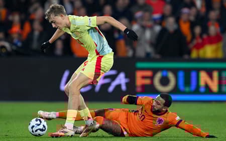 Memphis-em-Holanda-x-Espanha-scaled-aspect-ratio-512-320