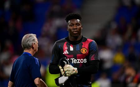 Onana-durante-aquecimento-para-o-jogo-entre-Lyon-e-Manchester-United-pela-Liga-Europa-scaled-aspect-ratio-512-320