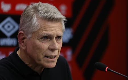 Paulo-Autuori-durante-coletiva-de-imprensa-no-Athletico-PR-aspect-ratio-512-320