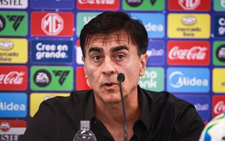 Quinteros-coletiva-Conmebol-scaled-aspect-ratio-512-320