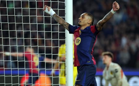 Raphinha-celebra-gol-marcado-pelo-Barcelona-sobre-o-Dortmund-na-Champions-League-scaled-aspect-ratio-512-320