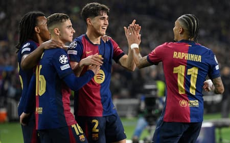 Raphinha-comemora-com-companheiros-gol-marcado-pelo-Barcelona-sobre-o-Dortmund-pela-Champions-League-scaled-aspect-ratio-512-320
