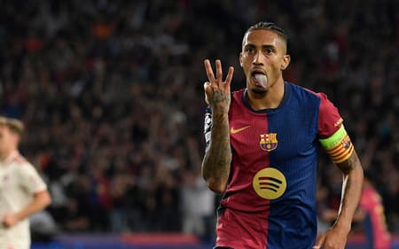 Raphinha-comemora-gol-em-Barcelona-x-Bayern-de-Munique-na-Champions-League-aspect-ratio-512-320