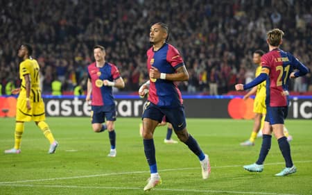 Raphinha-comemora-gol-marcado-pelo-Barcelona-sobre-o-Dortmund-na-Champions-scaled-aspect-ratio-512-320