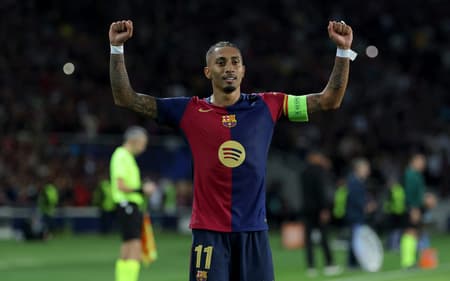 Raphinha-comemora-gol-marcado-sobre-o-Bayern-de-Munique-em-vitoria-do-Barcelona-na-Champions-League-2-scaled-aspect-ratio-512-320