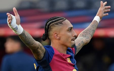 Raphinha-comemora-vitoria-do-Barcelona-sobre-o-Celta-de-Vigo-pela-La-Liga-scaled-aspect-ratio-512-320