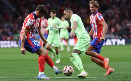 Raphinha-do-Barcelona-encara-defesa-do-Atletico-de-Madrid-na-semifinal-da-Copa-do-Rei-scaled-aspect-ratio-512-320