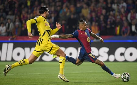 Raphinha-finaliza-na-direcao-do-gol-no-jogo-entre-Barcelona-e-Dortmund-scaled-aspect-ratio-512-320