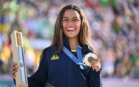 Rayssa-Leal-medalha-Paris-scaled-aspect-ratio-512-320