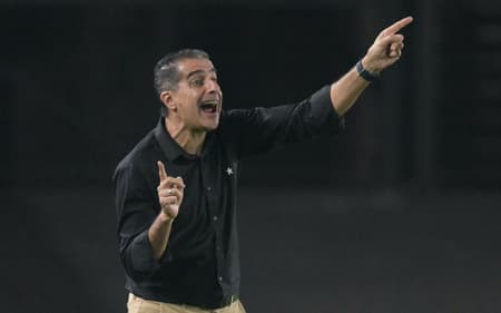 Renato-Paiva-em-Estudiantes-x-Botafogo-scaled-aspect-ratio-512-320