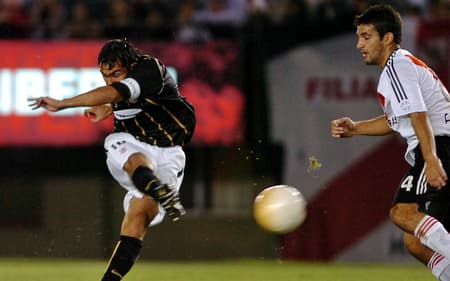 River-x-Corinthians-03-Tevez-chuta-aspect-ratio-512-320