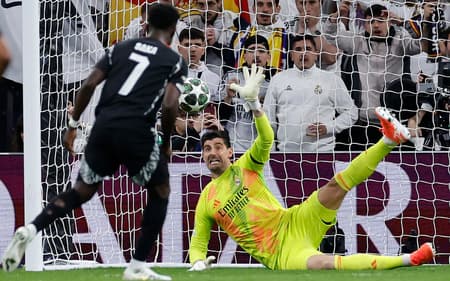 Saka-perde-penalti-em-Real-Madrid-x-Arsenal-scaled-aspect-ratio-512-320