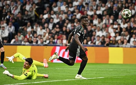 Saka-toca-por-cima-de-Courtois-para-abrir-o-placar-para-o-Arsenal-contra-o-Real-Madrid-na-Champions-League-2-scaled-aspect-ratio-512-320