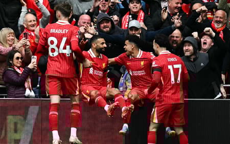 Salah-comemora-com-Luis-Diaz-gol-do-Liverpool-sobre-o-West-Ham-pela-Premier-League-aspect-ratio-512-320