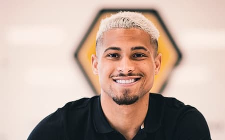 João Gomes, volante da Seleção Brasileira e revelado pelo Flamengo, renova com o Wolverhampton por cinco anos (Foto: Divulgação/Wolverhampton)